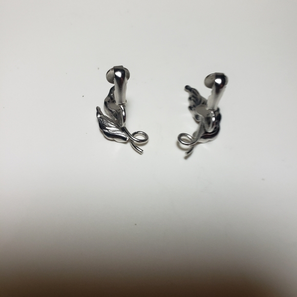 Vintage Silvertone Clip-on Leaves and Vine Earrings - Picture 5 of 8